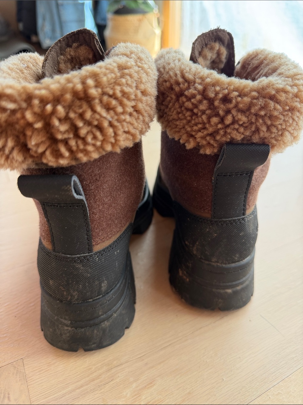UGG - Picture 8 of 12